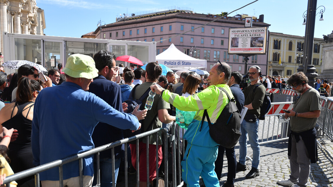 Continua Il Flusso Di Fedeli A