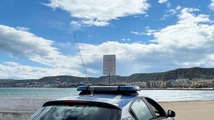 Crotone3A Uomo Minaccia La Sore
