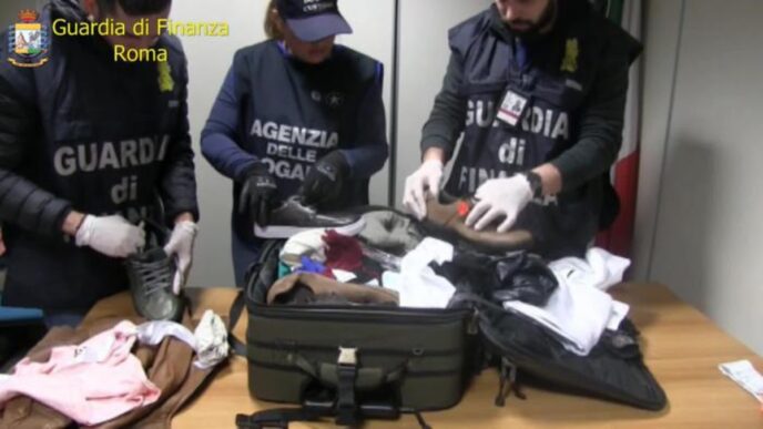 Due Passeggeri In Arrivo Da Sa