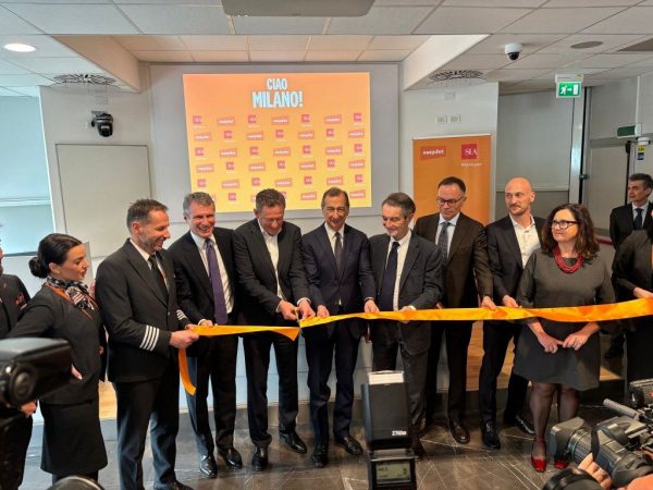 Easyjet Lancia La Nuova Base A