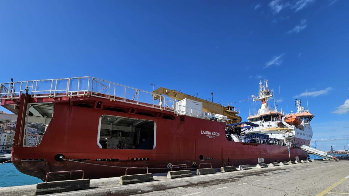 La Nave Laura Bassi Apre Le Po