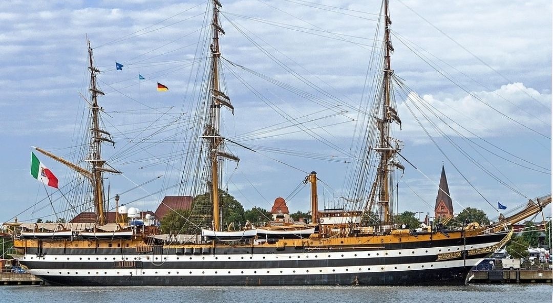 La Nave Scuola Amerigo Vespucc 1