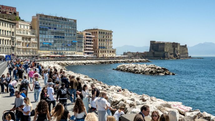 Napoli Accoglie I Turisti Nell