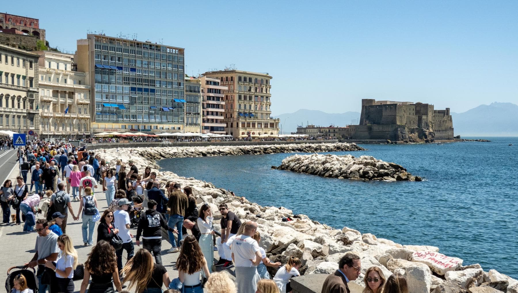 Napoli Accoglie I Turisti Nell