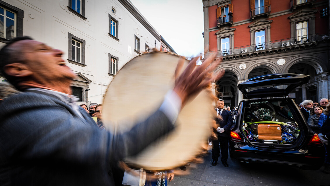 Napoli Omaggia Roberto De Simo