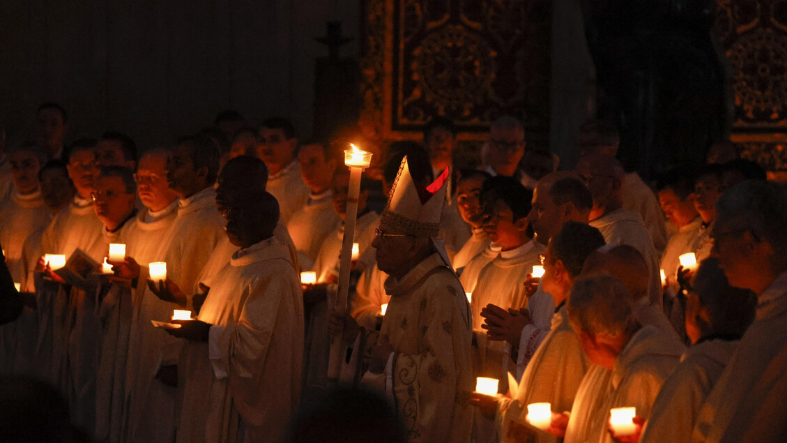 Papa Francesco chiama a diffondere speranza durante la Veglia di Pasqua
