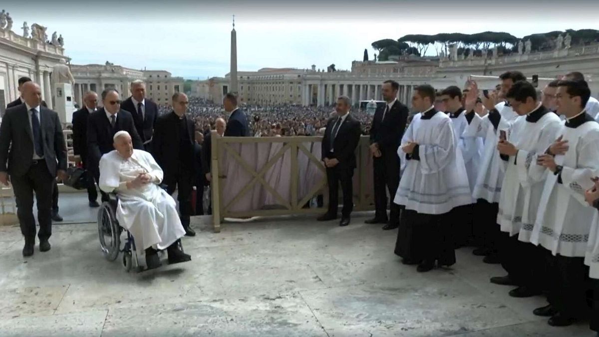 Papa Francesco In Mezzo Alla G