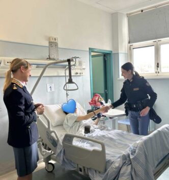 Poliziotti In Corsia Con Uova
