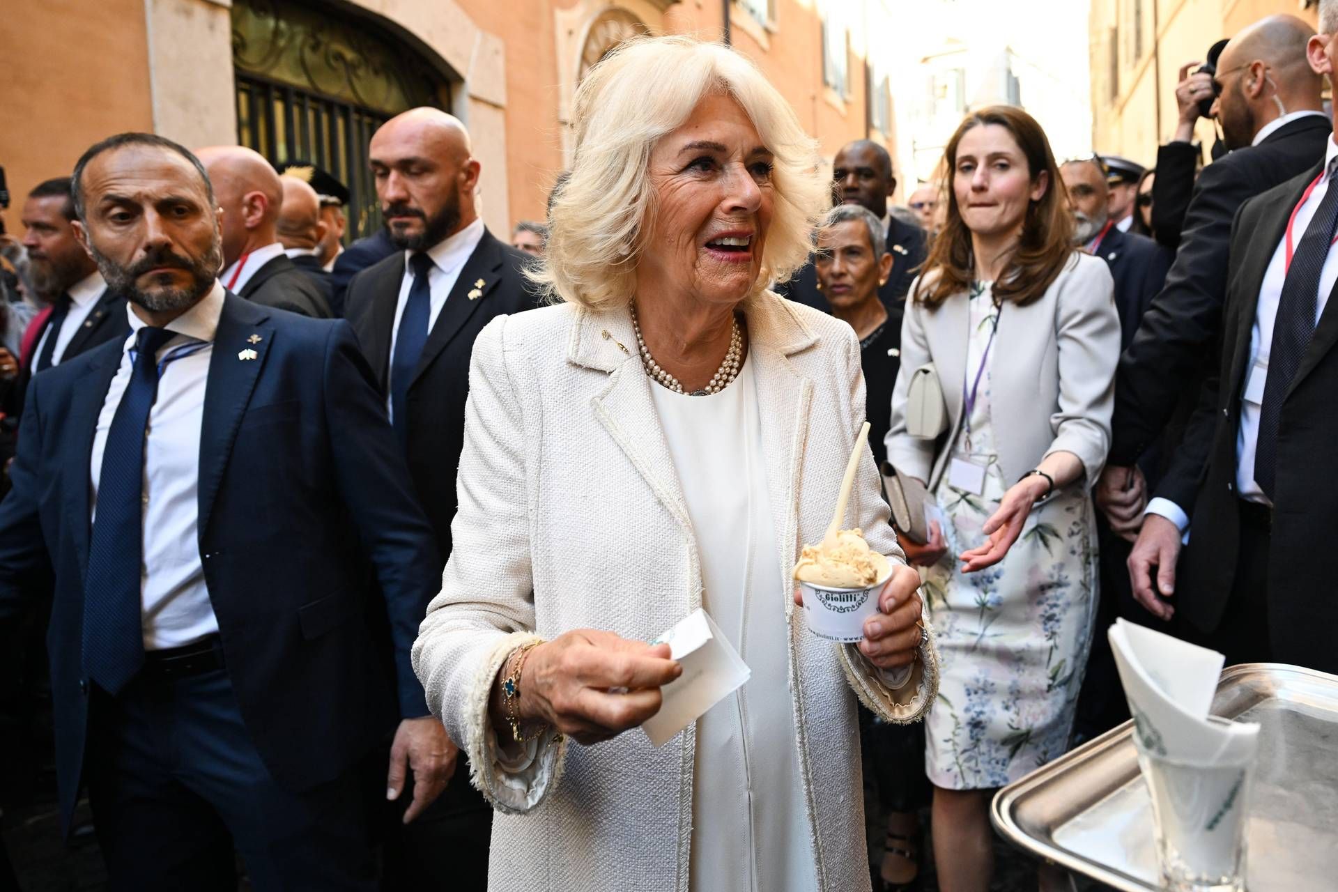 Queen Camilla Gusta Un Gelato