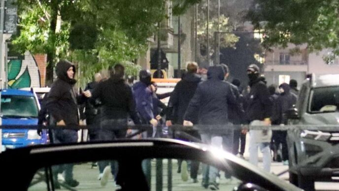 Scontri Tra Manifestanti E Pol