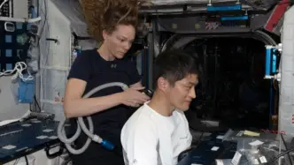 Taglio Di Capelli Nello Spazio