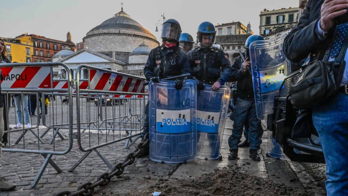 Tensione A Napoli Durante La M