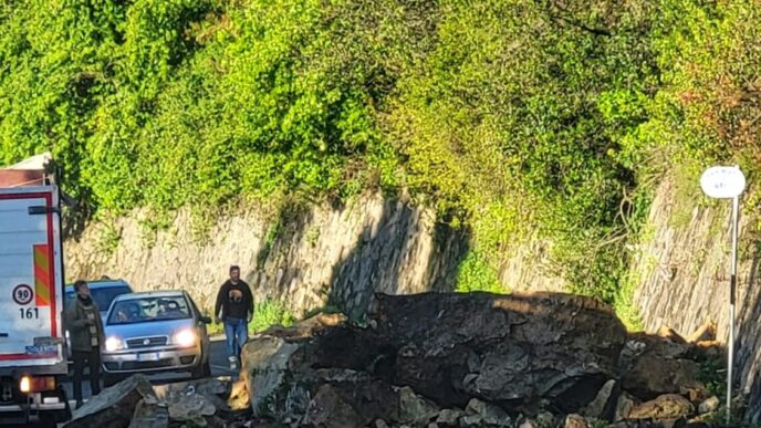 Un Masso Cade Sulla Strada Pro