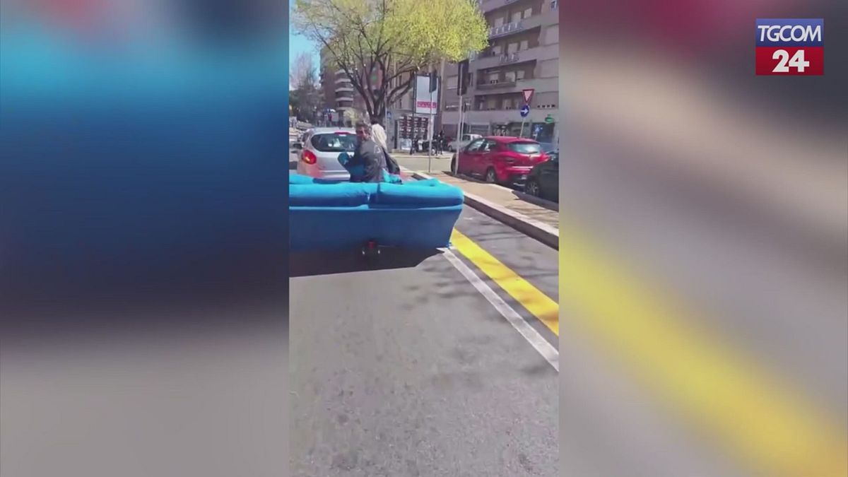 Uomo In Monopattino Trasporta