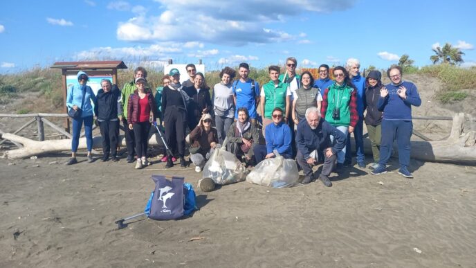 Volontari Puliscono La Spiaggi