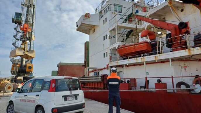 Fermo Di Una Nave Mercantile P
