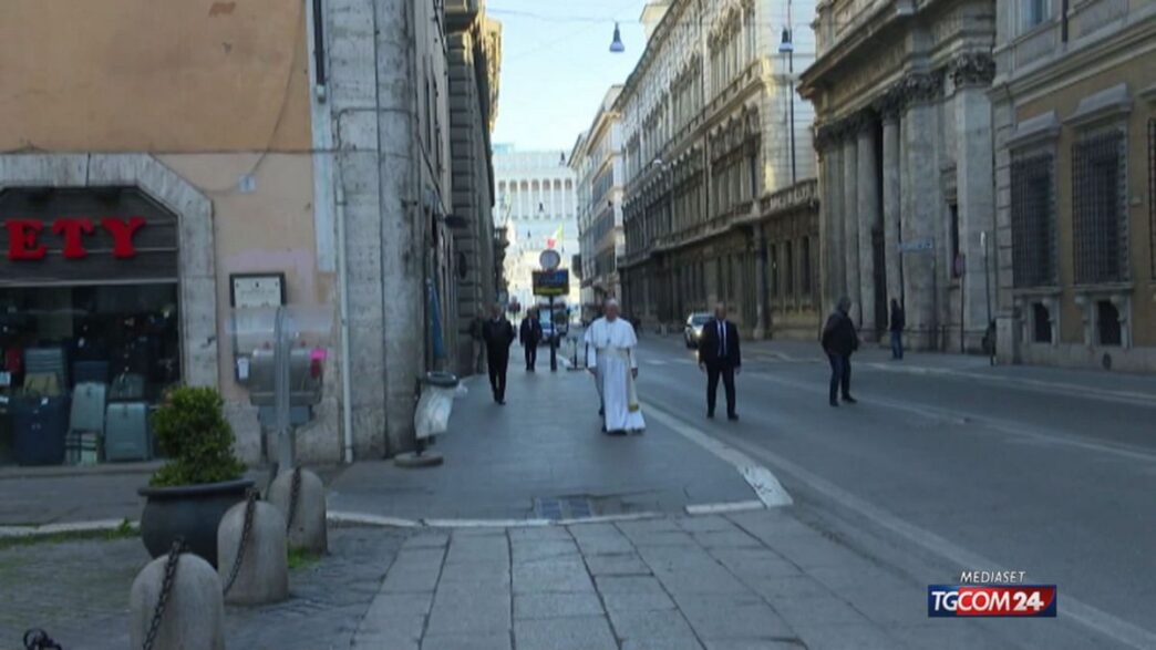 Papa Francesco A Piedi Per Rom