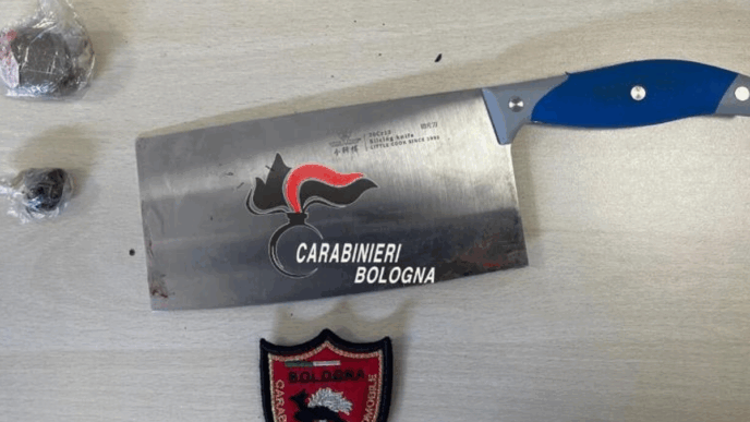 Uomo Minaccia Carabinieri Con