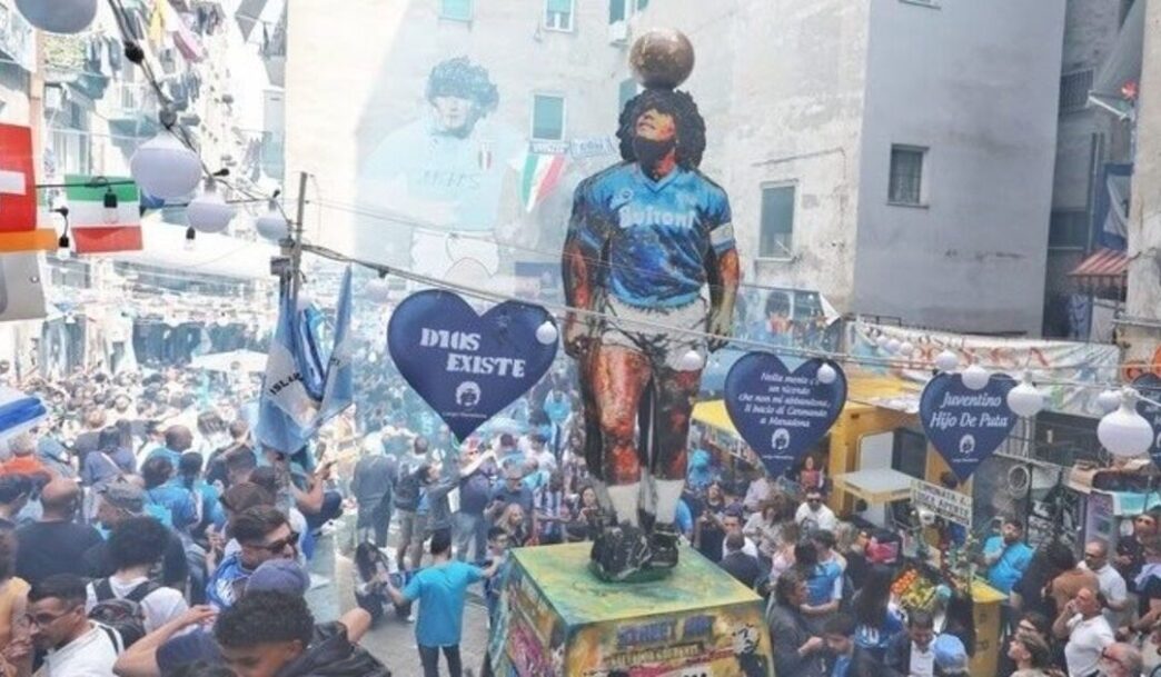 A Napoli La Statua Di Maradona
