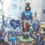 A Napoli La Statua Di Maradona Alta 6 Metri Domina Largo Maradona Nei Quartieri Spagnoli