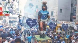 A Napoli La Statua Di Maradona