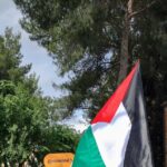 A Matera Attivisti Mostrano La Bandiera Della Palestina Vicino Al Traguardo Della Quinta Tappa Del Giro D’Italia
