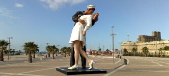 Accordo Per La Statua Del Baci