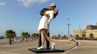 Accordo Per La Statua Del Baci