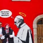 Aielli Si Arricchisce Con Il Murale Su Papa Francesco Firmato Dalla Street Artist Laika