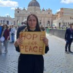 Artista Ucraina In Via Della Conciliazione Con Un Cartello Per La Pace E L’elezione Di Un Papa Come Francesco