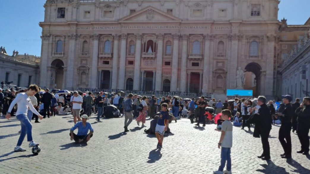 Attesa Per La Fumata Bianca A