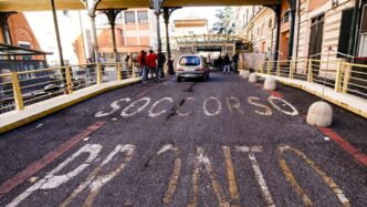 Bambino Di Tre Anni Cade Dal S