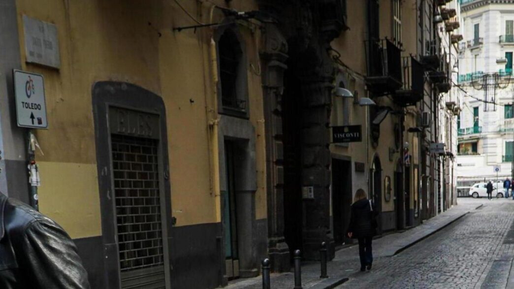Calcinacci Cadono Da Un Palazz