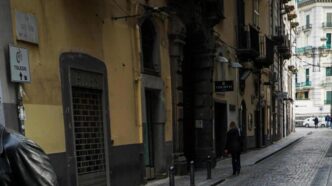 Calcinacci Cadono Da Un Palazz