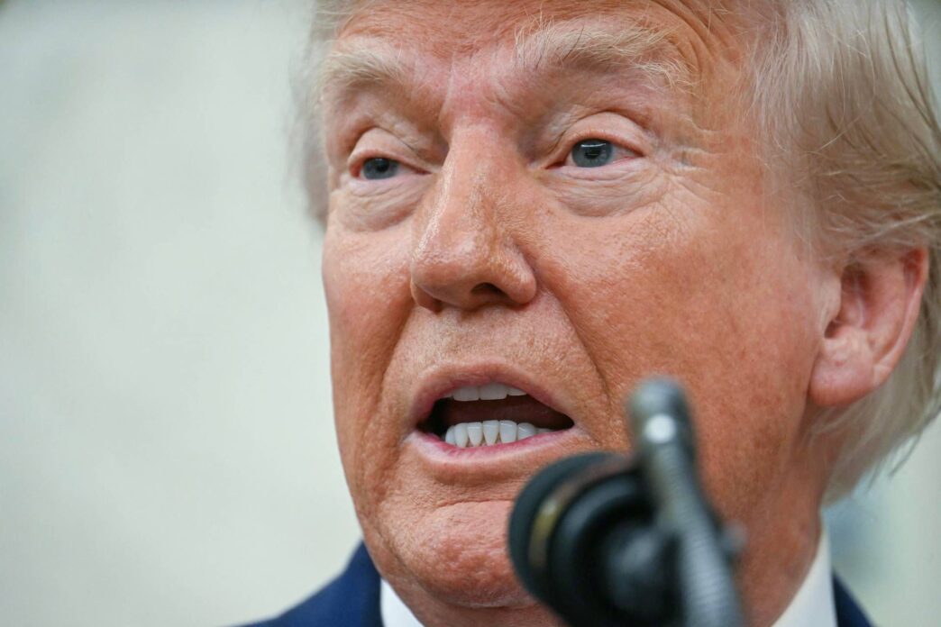 Donald Trump Respinge L27Acroni