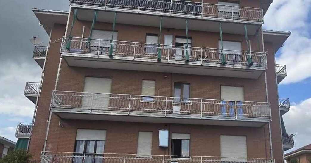 Donna Finge Di Affittare Un Ap