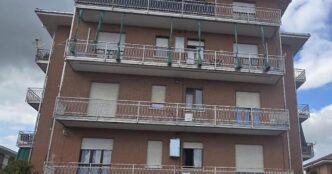 Donna Finge Di Affittare Un Ap
