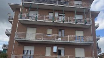 Donna Finge Di Affittare Un Ap
