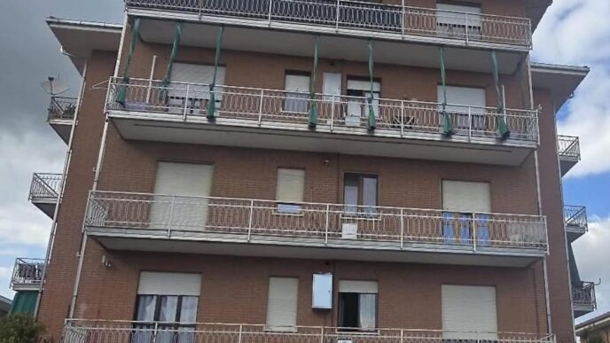 Donna Finge Di Affittare Un Ap