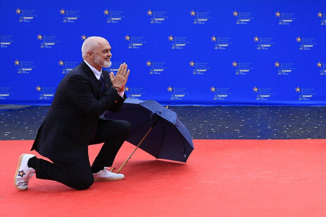 Edi Rama Punta Sulle Sneakers