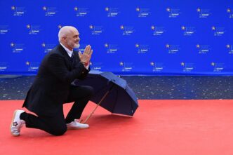 Edi Rama Punta Sulle Sneakers