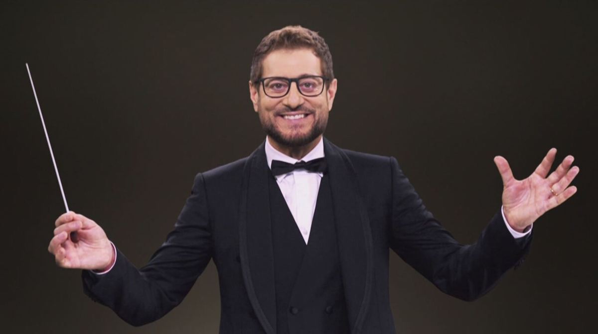 Enrico papi presenta sarabanda celebrity: il quiz musicale con vip torna su italia 1 dal 25 maggio