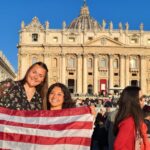 Fedeli E Pellegrini In Piazza San Pietro Attendono La Messa Di Insediamento Di Papa Leone Xiv Tra Rosari E Selfie
