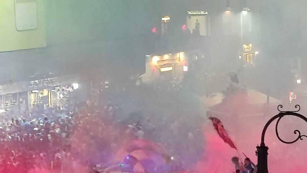 Fiume Di Tifosi Nelle Strade D