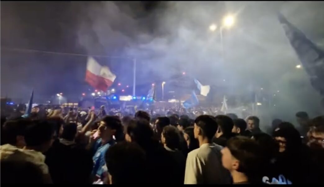 Folla Di Tifosi Accoglie Il Na
