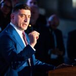 George Simion Chiede L’Annullamento Del Ballottaggio Presidenziale Denunciando Interferenze Straniere Dalla Francia