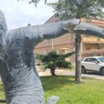Giovane Ubriaco Danneggia La Statua Di Gigi Riva A Mandas E Si Costituisce Ai Carabinieri