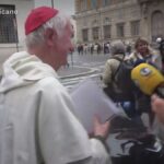 Il Cardinale Timothy Radcliffe Firma Una Palla Da Baseball Prima Di Entrare In Vaticano Per La Congregazione Dei Cardinali