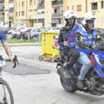 Il Ministro Andrea Abodi In Bici Al Parco Verde Di Caivano Poco Prima Del Passaggio Del Giro D’italia