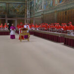 Il Nuovo Papa Saluta Personalmente I Cardinali Elettori Nel Primo Incontro A Vaticano